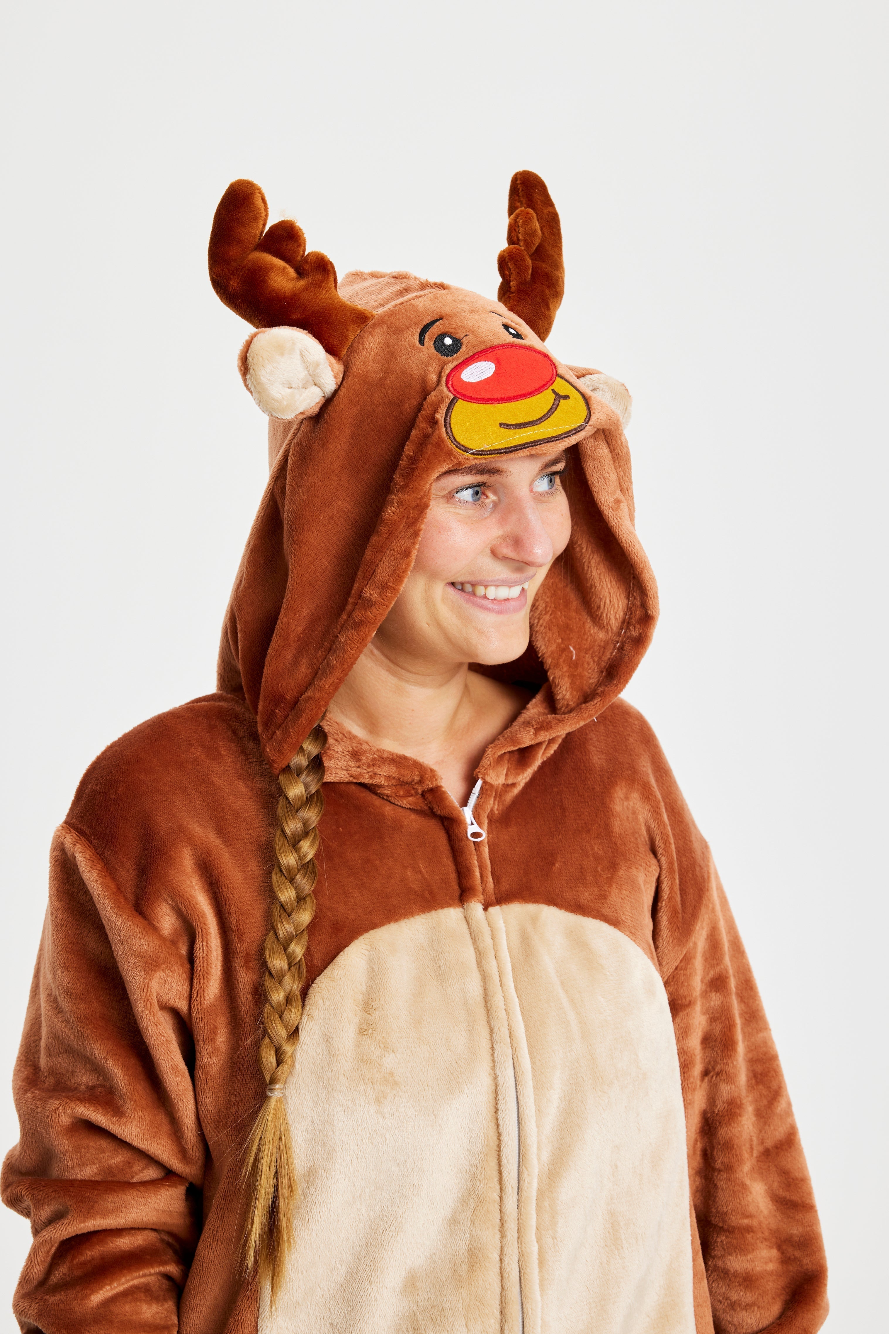 Une femme souriante portant un costume de renne.